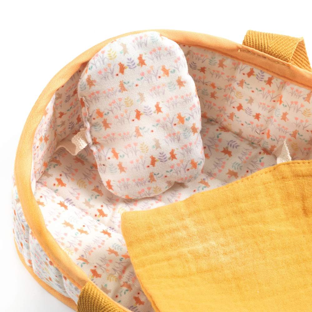 Djeco Bambolotto Mini Sasha 20 cm con Culla Trapuntata