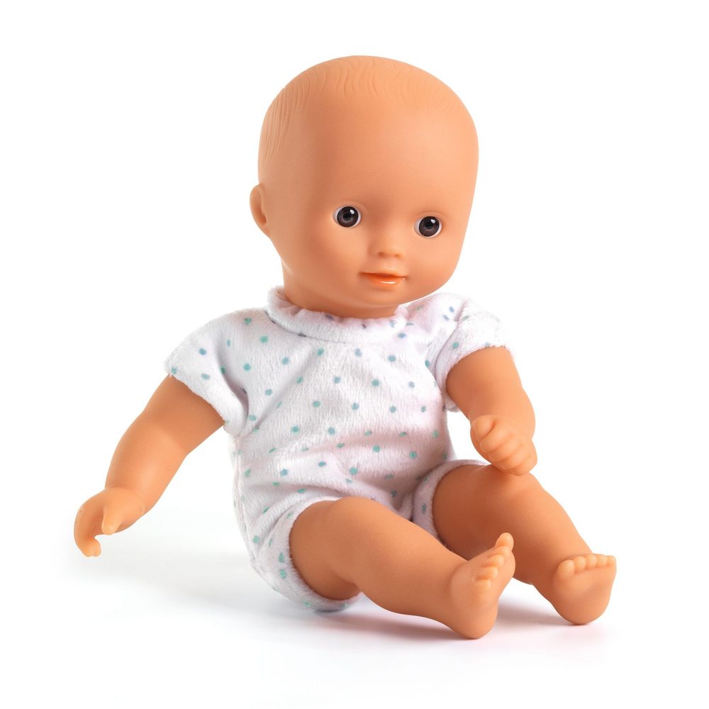 Djeco Bambolotto Mini Sasha 20 cm con Culla Trapuntata