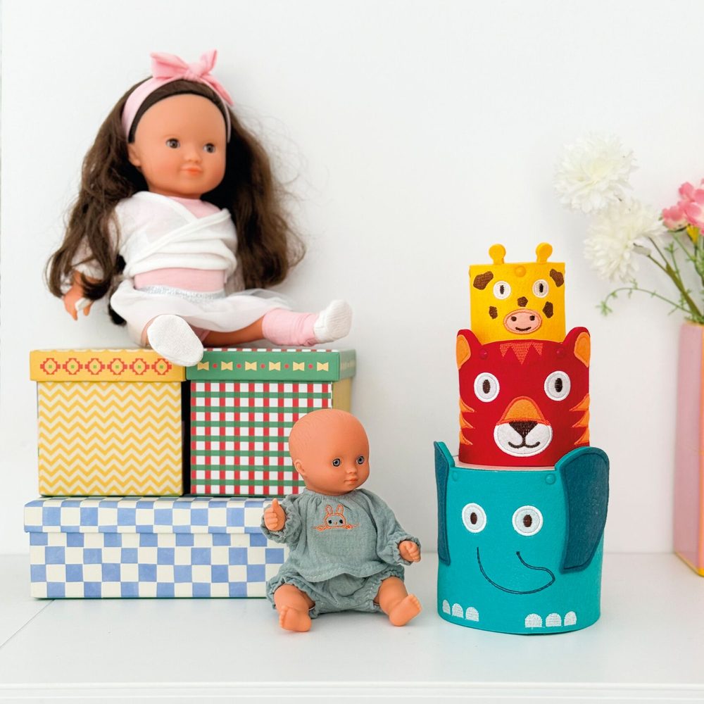 Djeco Bambolotto Mini Pomea 20 cm in Vinile Lola Ola Dina, Soggetto Casuale